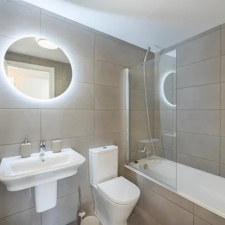 Casa Esmeralda, 7 Min To Beach, Garage אסטפונה