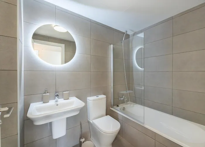 Casa Esmeralda, 7 Min To Beach, Garage Estepona